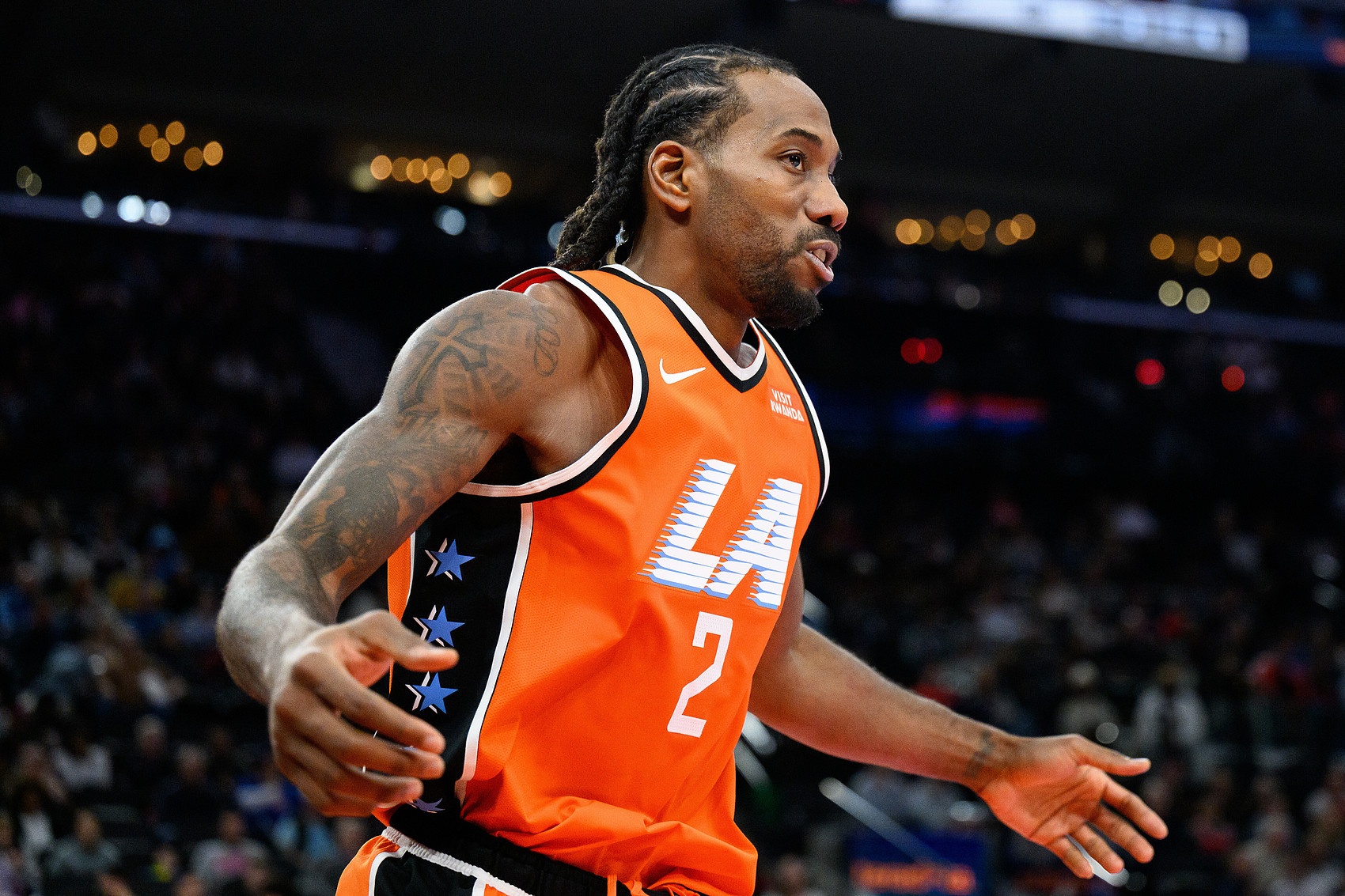 船记：莱昂纳德赛后在更衣室拒绝接受采访