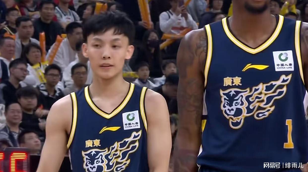 篮球直播平台-挤走胡明轩+取代徐杰！广东锋线奇兵确认上位，杜锋下课倒计时？